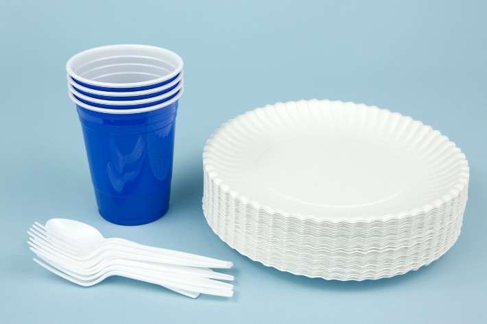 Tableware for events: paper or plastic