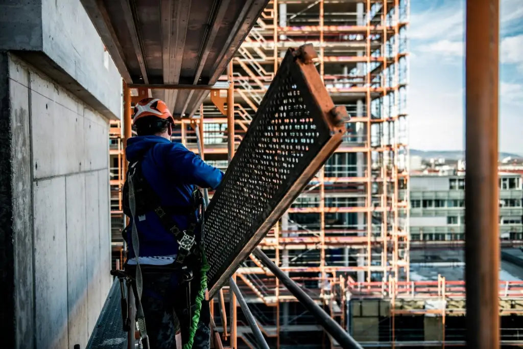 How Industrial Scaffolding Keeps Worksites Safe and Work Moving Smoothly 
